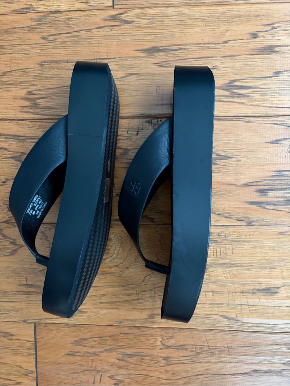 Tory Burch Black Leather Flip Flop Sandals Size 8 - Picture 4 of 6